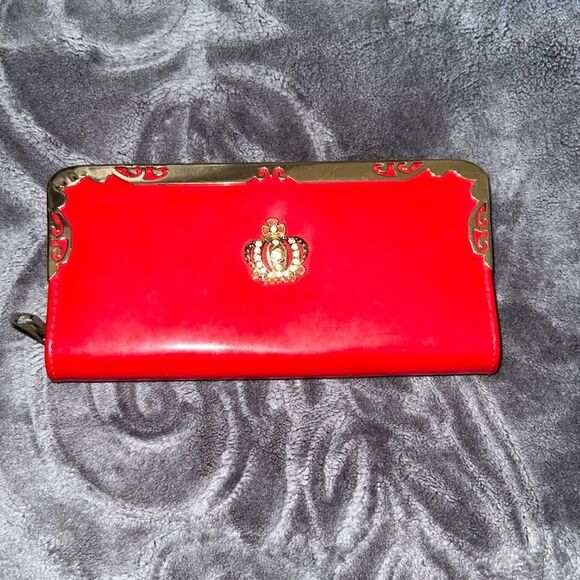 Elegant Red Wallet with Gold Accents - Picture 1 of 6